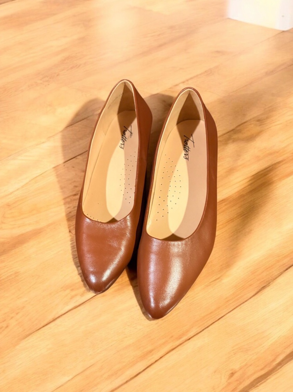 Trotters Chestnut Brown Low Heel Pump in 8WW.